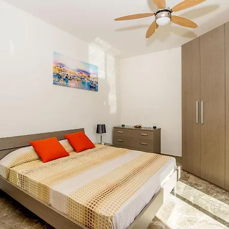 Апартаменты Fine Living Sea Crest Сент-Полс-Бей