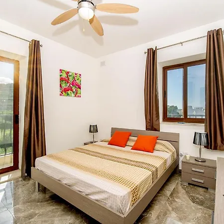 Fine Living Sea Crest Apartment